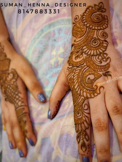 A stylish Arabic bail design that flows diagonally across the back of the hand. This is a very popular choice for parties and festivals.