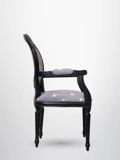 This modern classic dining chair features a traditional oval back and carved legs, updated with a contemporary patterned fabric. It's a perfect fusion of old and new.