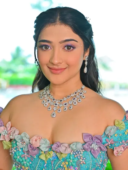 This look is all about embracing color and creativity. The soft purple and blue tones in the outfit are reflected in the beautiful eye makeup.