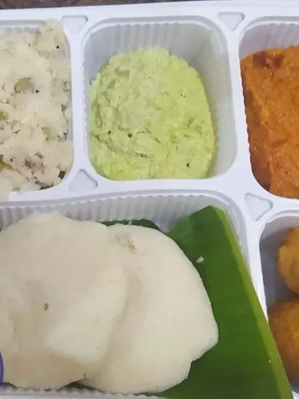 A look inside one of my breakfast boxes, perfect for a quick and healthy start to your day. This one features soft idlis, crispy vada, savory uppittu, and two types of freshly made chutney, all neatly packed and ready to enjoy.