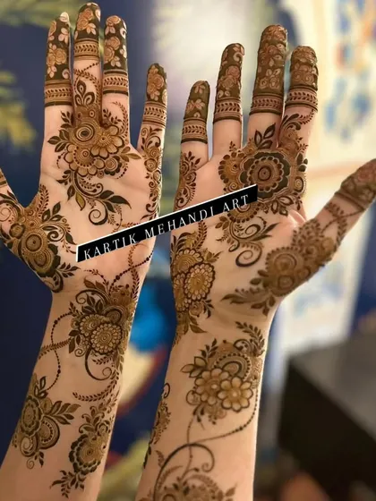 An angled view of the Arabic floral design, showing how the pattern elegantly wraps around the hands and fingers.