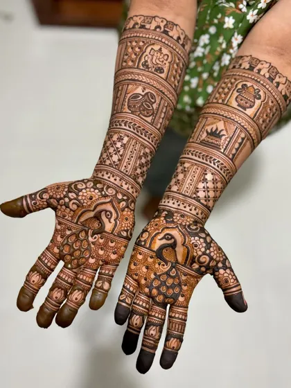 An alternate view of the peacock-themed wedding mehendi.
