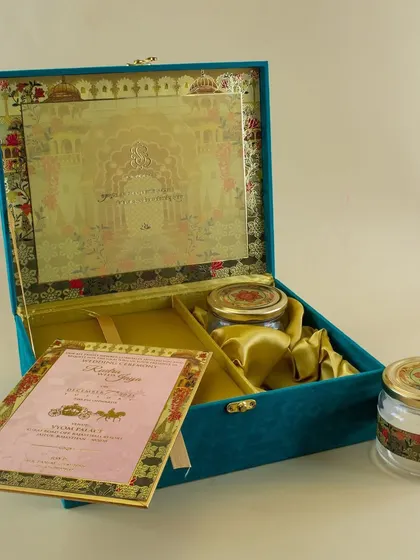 A duplicate of ID 184, this teal velvet box is a luxurious choice for couples wanting a rich color and feel.