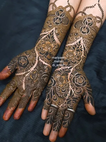 A cut-crease floral mehendi design, a modern and trendy choice.