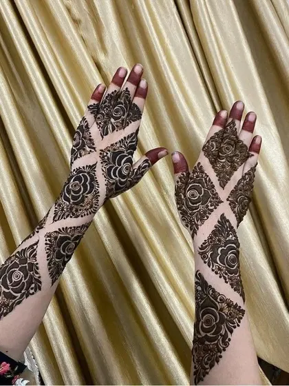 A striking design with diagonal bands of 'jaal' and roses, creating a unique and modern look.