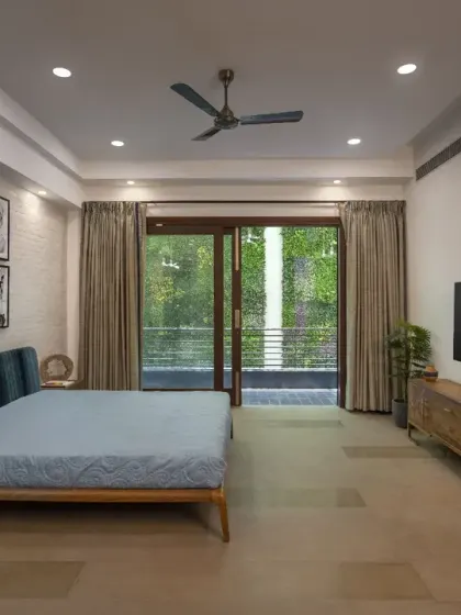The son’s bedroom in Ashraya Residence is located in the southwest corner and opens to the family lawn. It is bathed in natural light from an overhead skylight and offers refreshing views of the vertical garden.