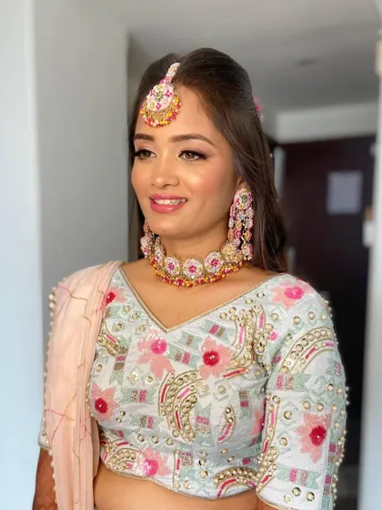 A radiant and happy mehendi look. The makeup is bright and fresh, perfect for a daytime celebration.