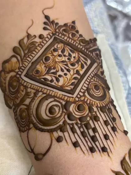 A close-up of the intricate cuff portion of the geometric Arabic design.