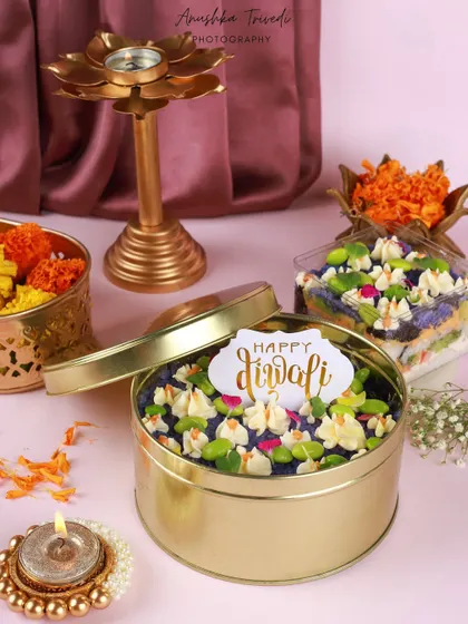 The festive sushi cake tin opened, with a "Happy Diwali" tag to complete the celebratory message.