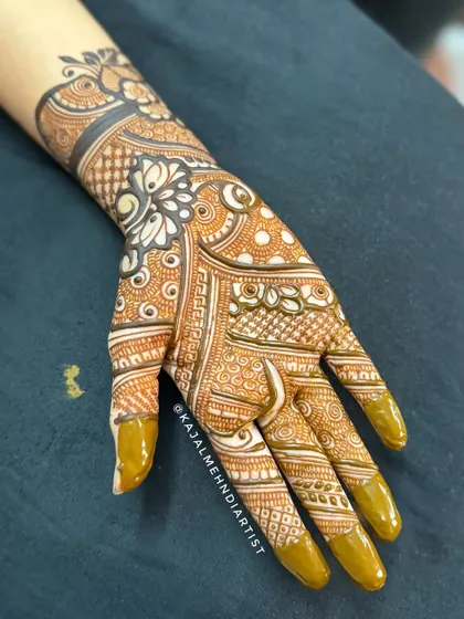 A quick and beautiful siders henna with a peacock and floral cuff.