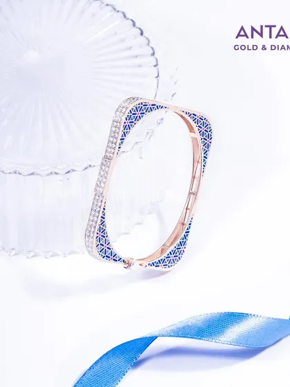 A symphony of French enamel and natural diamonds. This square-shaped kada is more than adornment; it’s an art form that speaks to the soul of exclusivity.