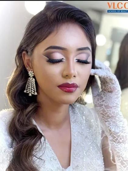 Another angle showing the flawless eyeshadow blending and contouring, essential skills for creating camera-ready makeup.