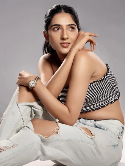 A simple yet striking look for a model portfolio. The striped tube top and ripped jeans are perfect for showing a natural and relatable style.
