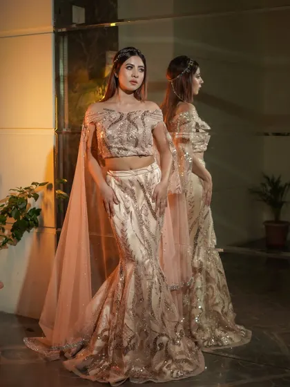 The reflection shot shows the complete look, including the sparkling hair accessories. Every detail is planned to create a cohesive and glamorous style.