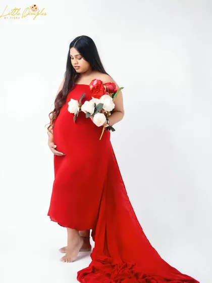 A full-length view of this beautiful red gown with a long train. It’s a perfect choice for moms-to-be who want a bold and fashionable maternity look.