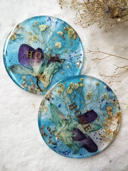Floral coasters with preserved orchids and baby's breath, creating a beautiful and delicate design.