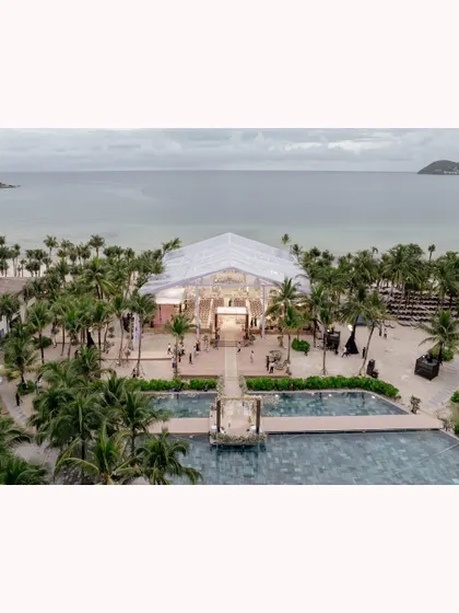 An aerial view showing the scale of the beachfront wedding we organized in Phú Quốc. We built the entire transparent marquee structure on the beach, ensuring guests could enjoy the ceremony with stunning ocean views, protected from the elements.