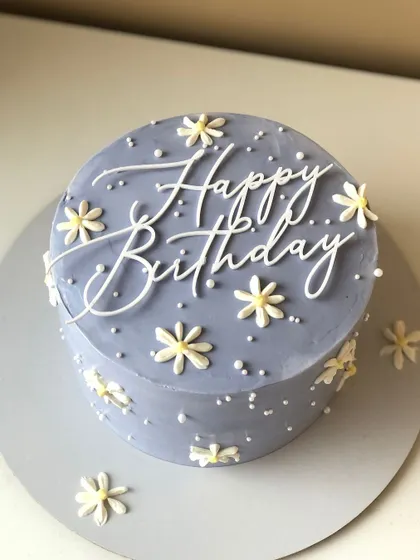 Another view of the periwinkle blue daisy cake.