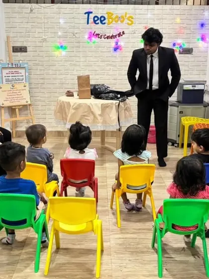 My magic is also suitable for younger audiences. For this show with toddlers, I used very visual, colorful, and simple tricks to keep their attention and make them laugh.