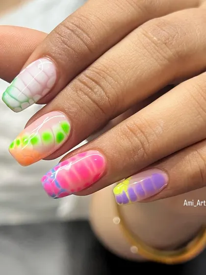 More Holi vibes with these colorful nails. This design uses a mix of airbrushing effects and crocodile print techniques.