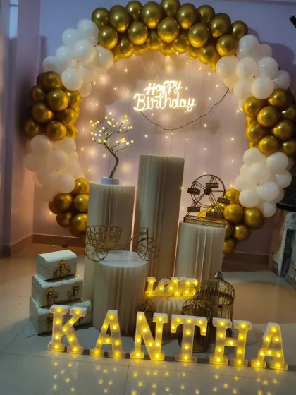 A classic gold and white birthday decoration. This package includes a balloon ring, neon sign, and a full set of props with marquee letters.