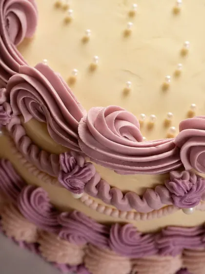 A close-up of the exquisite Lambeth detailing and sugar pearls on my vintage-style cake.