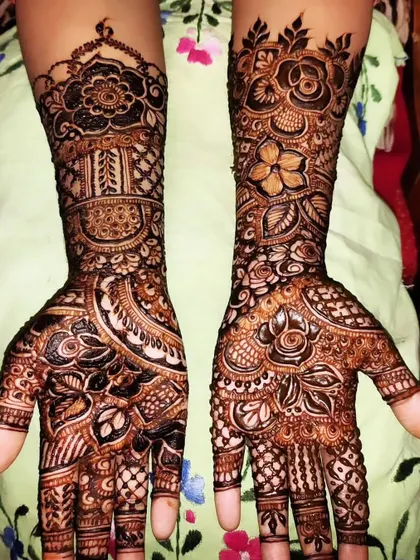 A lovely design for a sister of the bride, with dense floral patterns and full finger coverage.