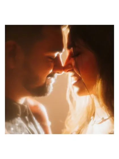 Using creative lighting techniques, I can create incredibly warm and intimate portraits. This hazy, backlit shot focuses entirely on the couple's connection, blurring everything else away.