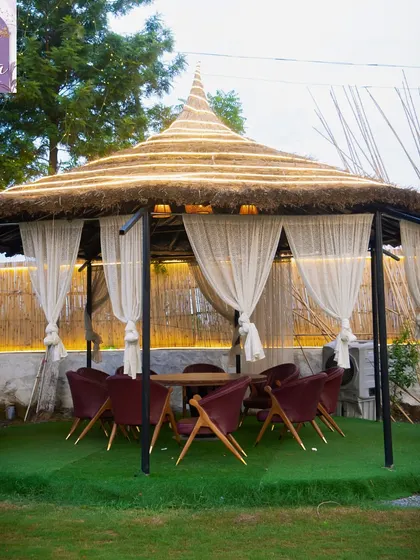 This large outdoor cabana is ideal for bigger groups. It offers privacy while still being part of the vibrant outdoor atmosphere.