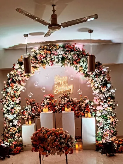 This image shows the floral birthday setup within a home environment. I can adapt my large-scale decorations to fit different types of event spaces, both large and small.