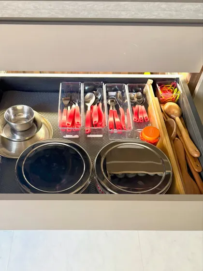 A drawer for everyday steel plates, bowls, and kids' cutlery. We use clear dividers to separate items by type, so you can grab what you need without searching.