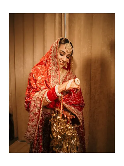 A beautiful moment of the bride with her kalire. This portrait captures the traditions and the happy anticipation of a bride on her wedding day.