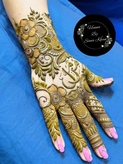 The beauty is in the details. This close-up shows the fine lines and raised texture of a freshly applied floral design using my smooth, organic henna paste.