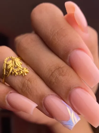 A classic nude look with a surprise holographic accent. This set of long, square-shaped nails is perfect for everyday wear but adds a flash of iridescent color on the ring finger.