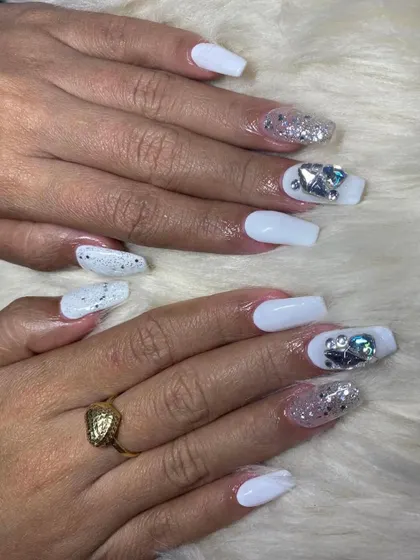 A bold white set with plenty of bling. This design includes silver glitter accent nails and large, multi-faceted crystals for a dramatic, icy look.
