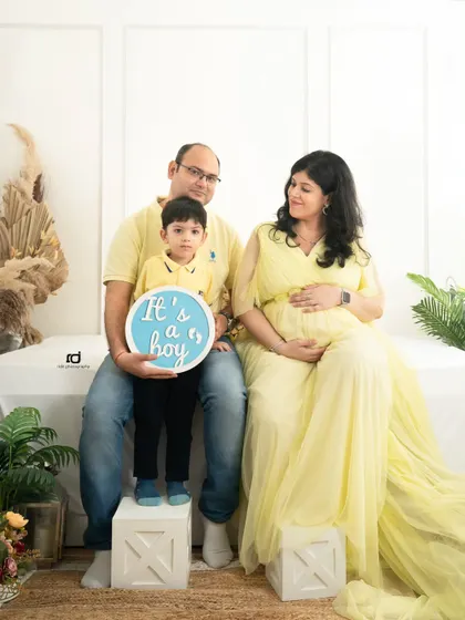 "It's a boy!" Using simple props like a sign is a wonderful way to announce the exciting news during your maternity photoshoot.