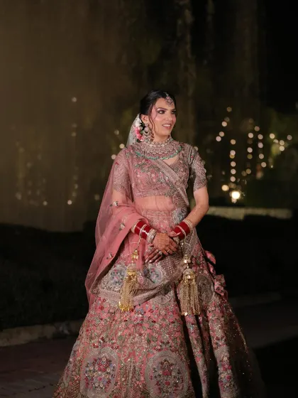 Muskaan, glowing in the evening light. Her romantic makeup look was designed to be versatile, looking just as beautiful under ambient light as it does in the daytime.