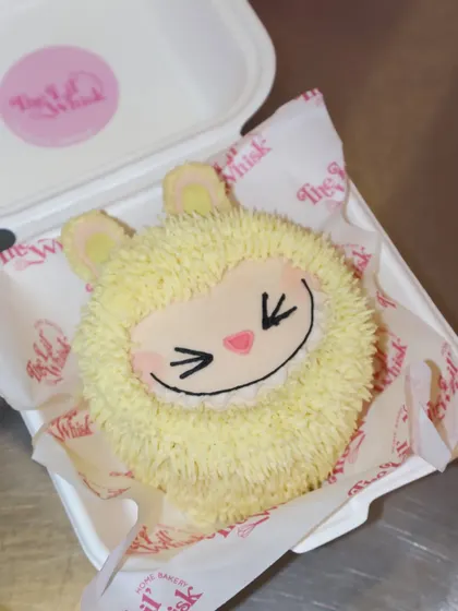 Part of our Labubu mystery box collection, this yellow character cake is full of sunshine and smiles. The fluffy-looking piped "fur" and cute expression make it almost too adorable to eat.
