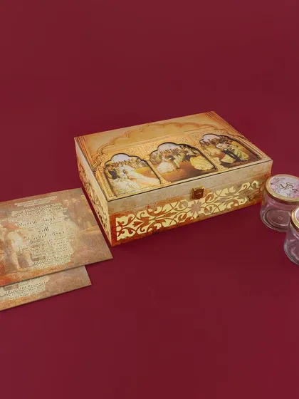 A duplicate of ID 97, this wooden box with royal couple illustrations offers a unique and traditional way to invite your guests.