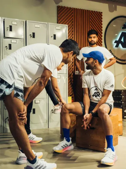 A moment of coaching, helping a runner with their gear. It's the small details that make a big difference.