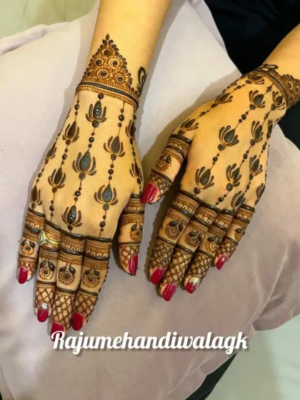 This lotus chain design is a favorite among guests. It's graceful and elegant, flowing from the wrist to the fingers, and the matching finger details complete the look.