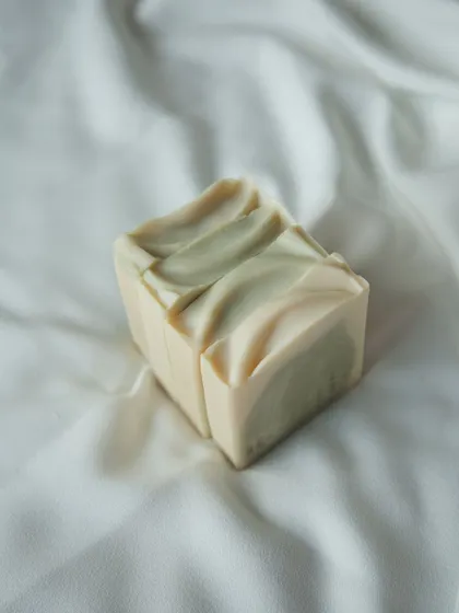 Introducing Minty Breeze, infused with spearmint and peppermint essential oils. It's enriched with French green clay, indigo powder, and hydrating coconut milk powder.