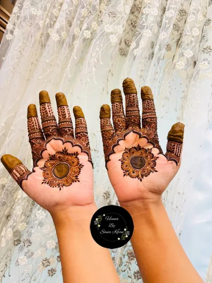 A slightly different angle of the floral mandala design, highlighting the clean lines and the rich color of the henna paste.