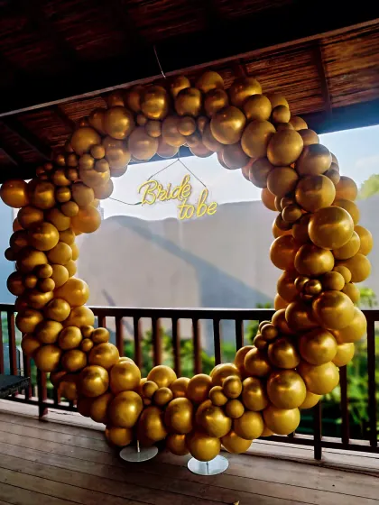 A simple and chic balloon ring for a bridal shower. The all-gold balloon hoop with a "Bride to be" sign is perfect for a modern and minimalist celebration.