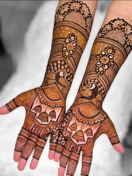This design features peacocks as the main element, with their bodies forming the central part of the palm design.