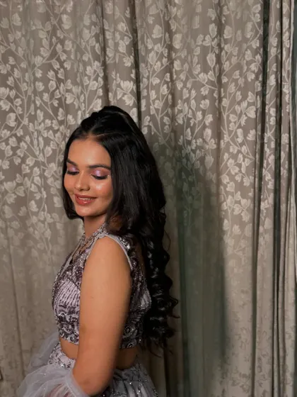 The sister of the bride, looking chic and modern in a grey-toned lehenga.