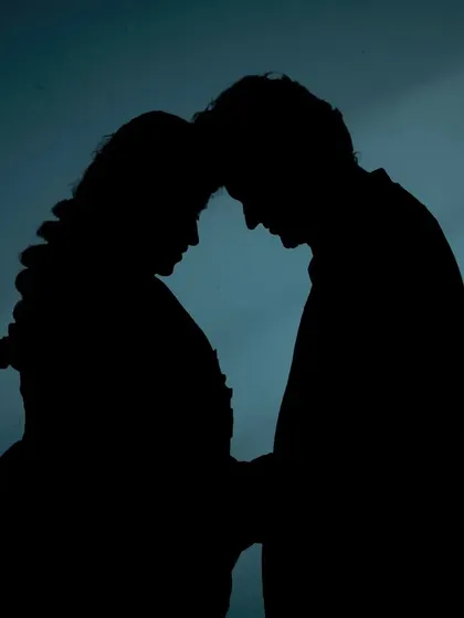 Maternity photography can be artistic and emotional. I use techniques like this silhouette shot to create a timeless and intimate portrait of the expecting couple, focusing on their bond before the baby arrives.
