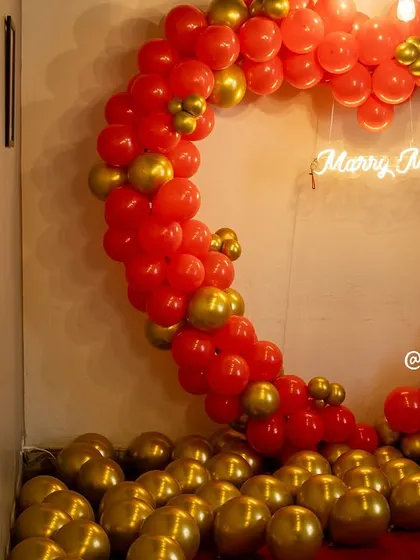 We can set up our romantic proposal decor in various locations. Here, the heart-shaped balloon arch creates a beautiful focal point against a simple wall, ready for the big moment.