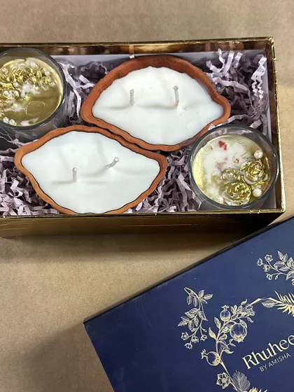 Introducing my Tera shell candles. This hamper, called "Shell Paradise," includes two terracotta shell-shaped candles and two mini golden candles, all in a beautiful Rhuhee box.