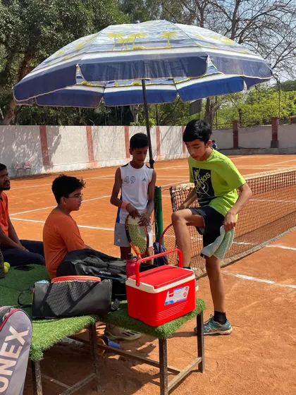 A moment of rest and strategy talk between matches. Our internal tournaments simulate the real conditions of a day-long competition.